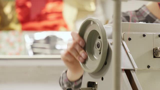 在缝纫机上工作的专业女裁缝视频素材