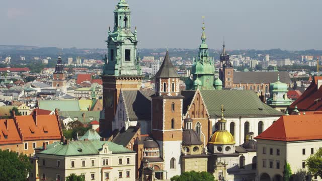 鸟瞰图克拉科夫的主要广场，城市天际线和建筑细节视频素材