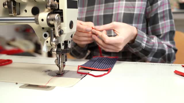 用缝纫机制作医用口罩的女裁缝视频素材