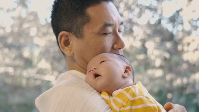 刚出生的女婴和她的父亲在一起视频下载