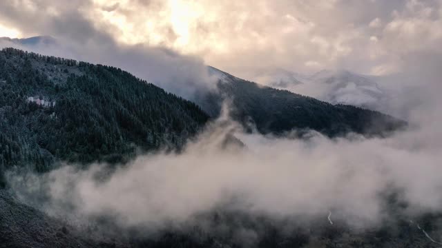 日落时分，新下了雪的群山中弥漫着雾气视频素材