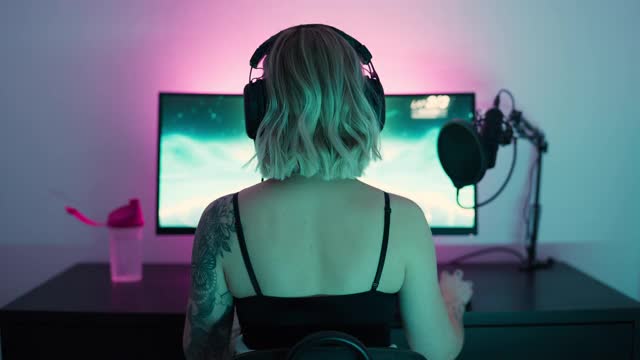 在电脑上玩游戏的女性主播视频下载