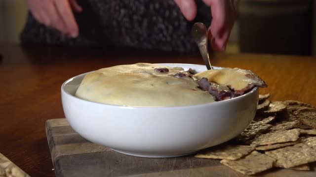 滑拍的新鲜烤布里奶酪蘸饼干视频下载