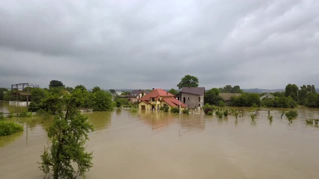 乌克兰西部哈里奇镇德尼斯特河被污水淹没的房屋鸟瞰图。视频素材