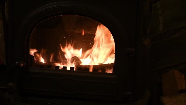 慢动作燃烧火焰与火花在乡村炉内视频下载