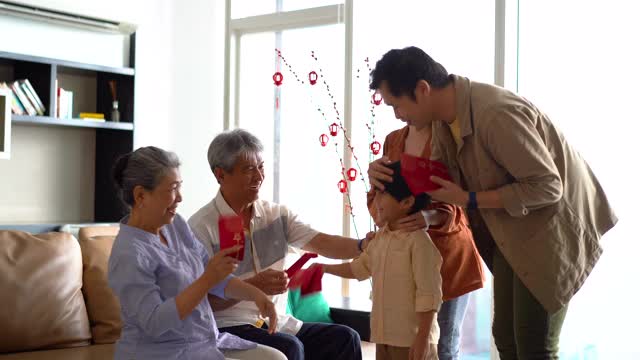 亚洲的祖父母在春节给他们的儿子和孙子红包视频素材