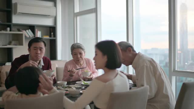 多代人除夕在公寓吃团圆饭视频素材