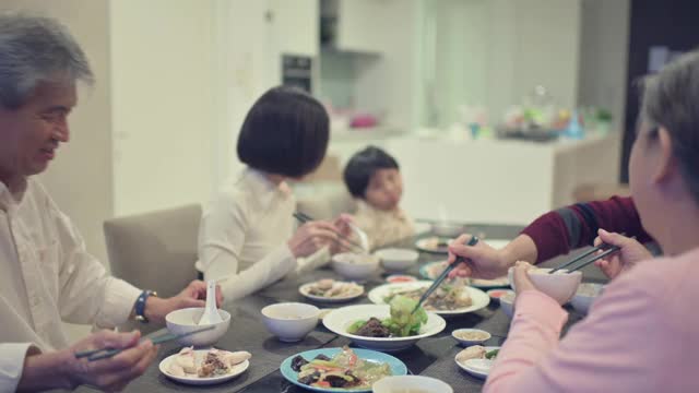 多代人除夕在公寓吃团圆饭视频素材