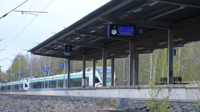 一列即将抵达芬兰赫尔辛基火车站的火车视频素材