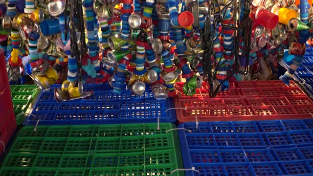 塑料盖和啤酒罐装饰成工艺品。在泰国视频下载
