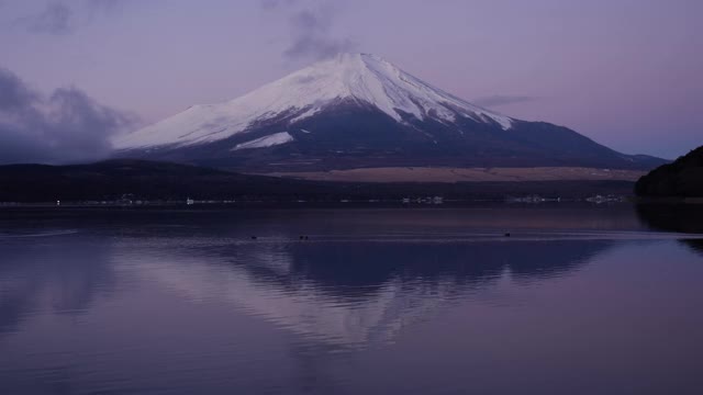 冬天黎明时分，富士山映在山中湖中(放大)视频素材