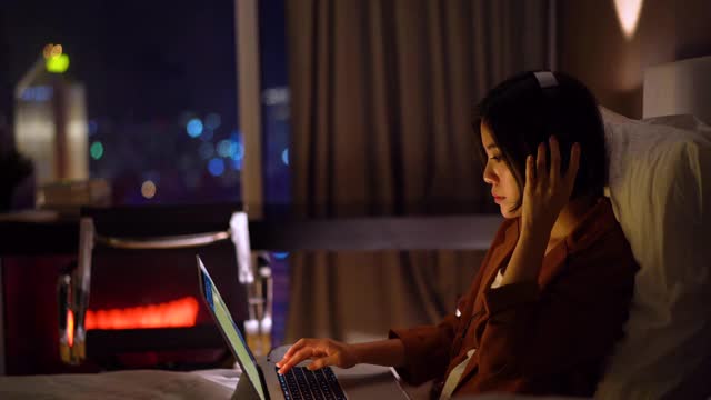 年轻的亚洲女人在床上视频打电话视频下载