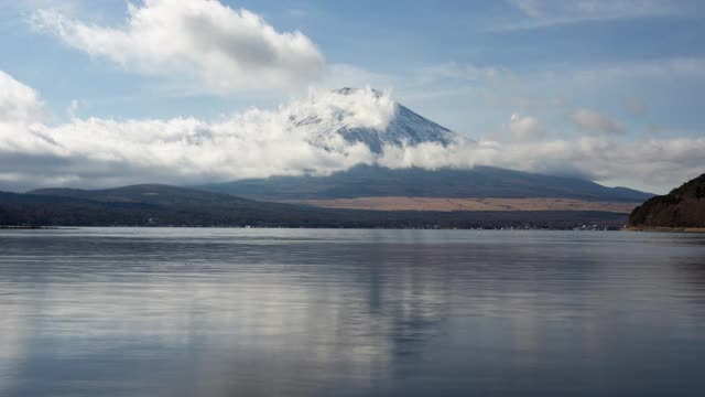 富士山，湖上云雾缭绕视频素材