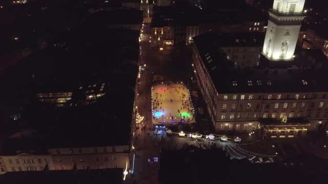 在乌克兰利沃夫市，耶诞节广场，人们在溜冰场滑冰视频素材