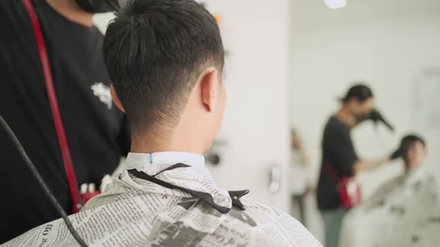 干净的白色主题亚洲理发店，男人理发。梳妆打扮、剃须刀剪、理发师老板视频素材