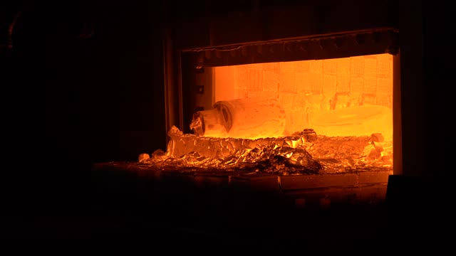 从冶金炉中获得钢坯。工业烤箱。在冶金厂生产视频下载