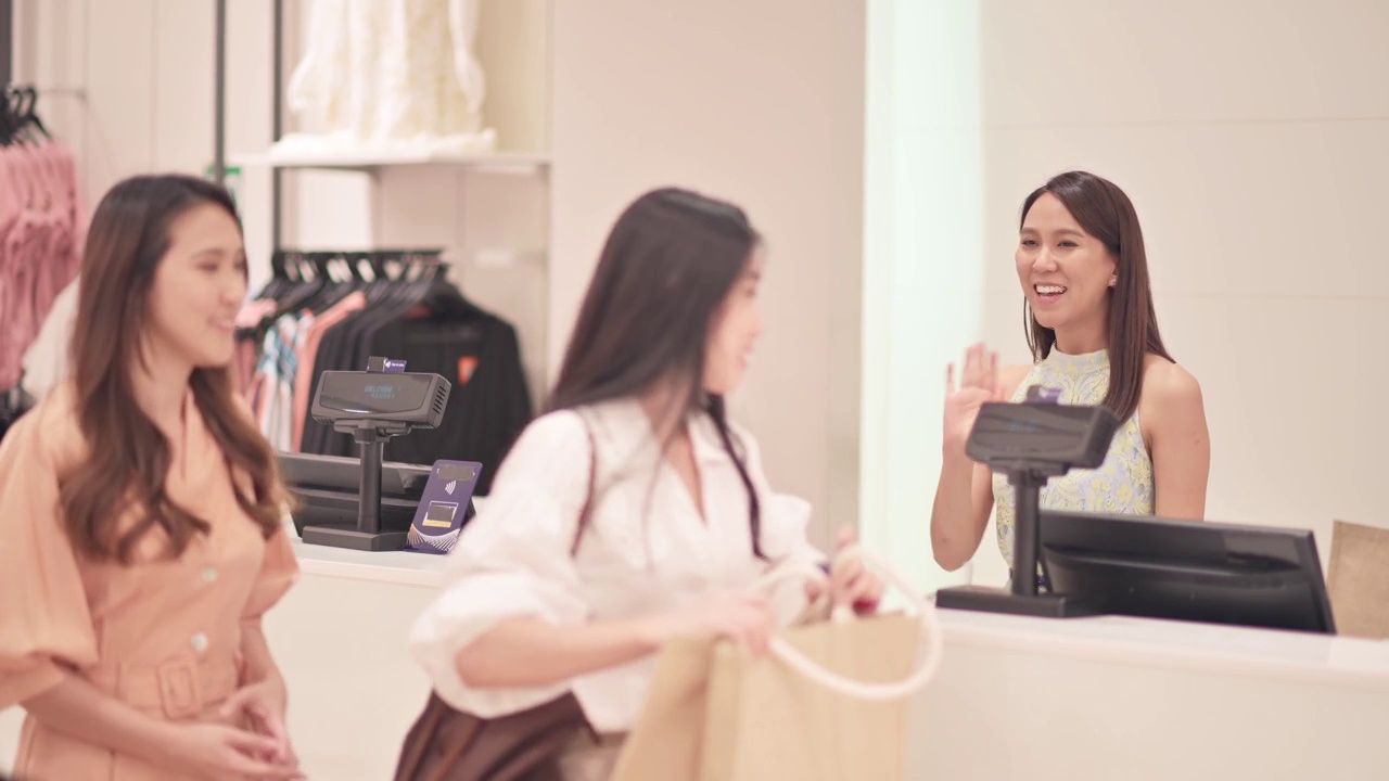 亚洲华人精品店女店主互动与她的客户收银员与信用卡购买结账视频下载