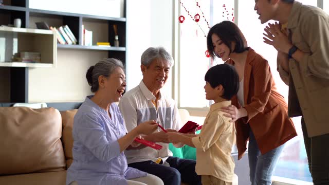 亚洲的祖父母在春节给他们的儿子和孙子红包视频下载