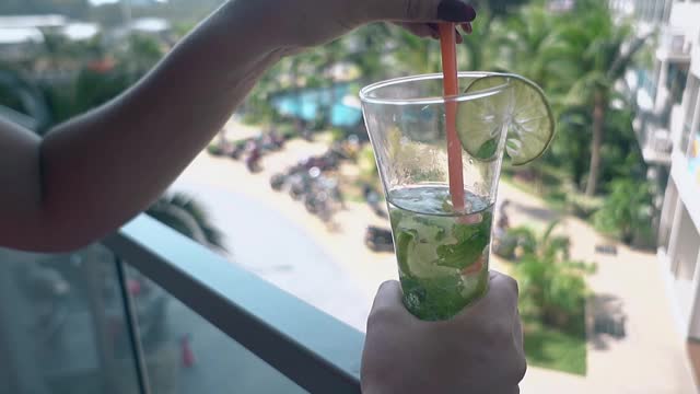 女子在度假酒店客房阳台上调酒放松视频素材