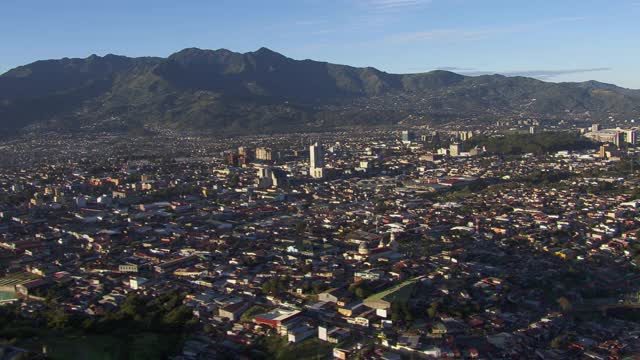 哥斯达黎加国家体育场鸟瞰图和城市景观在圣何塞，哥斯达黎加。视频下载