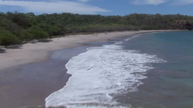 Zapotillal海滩和岩石在哥斯达黎加的太平洋海岸线的鸟瞰图。视频素材
