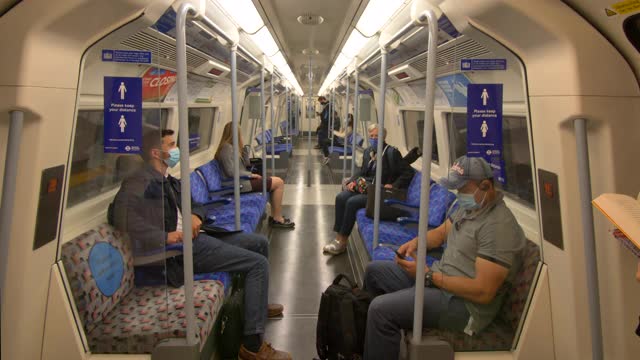 伦敦2021年地铁列车，车厢里有蒙面乘客视频下载
