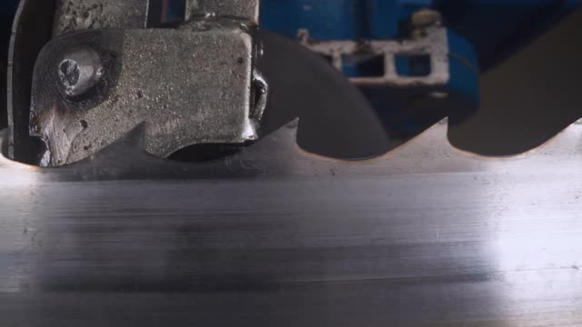 薄带锯在工厂的磨刀机上运行视频下载