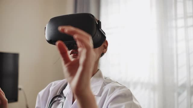 医生使用VR眼镜分析医疗检查视频下载