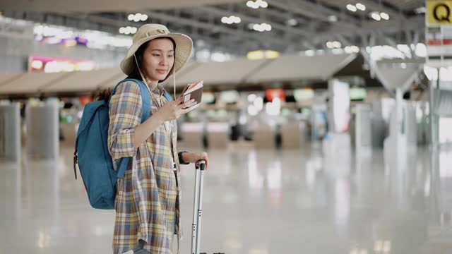 旅客在机场使用智能手机视频素材