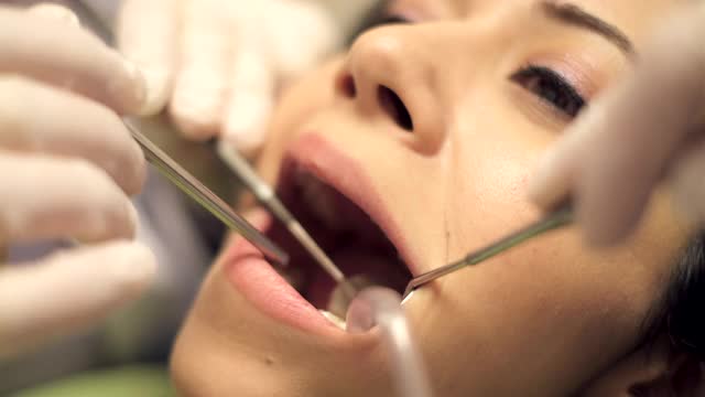 牙医诊所的年轻女子视频素材