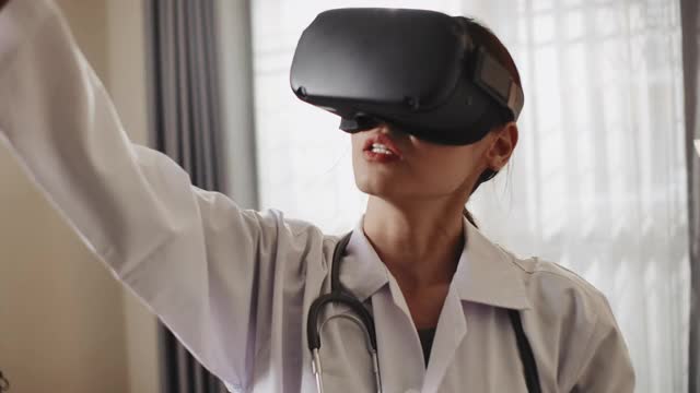 医生使用VR眼镜分析医疗检查视频下载