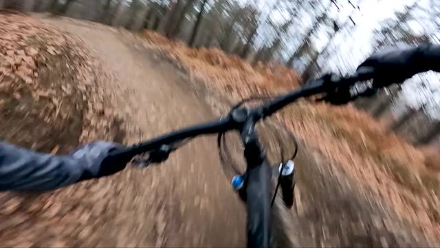 秋季山地自行车运动(POV)视频素材