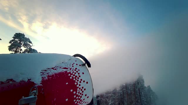 雪枪喷人造冰晶滑雪道，在冬季运动胜地造雪，造雪机近视频素材