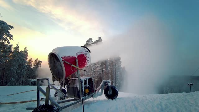 雪枪向滑雪场、冬季运动胜地造雪场喷洒人工冰晶视频素材