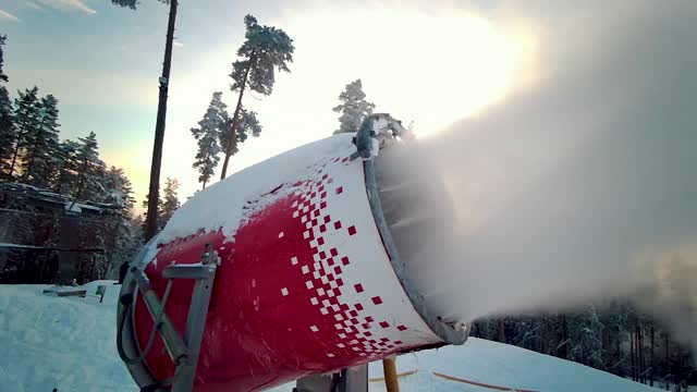 雪枪喷人造冰晶滑雪道，在冬季运动胜地造雪，造雪机近视频素材