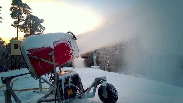 雪枪向滑雪场、冬季运动胜地造雪场喷洒人工冰晶视频素材