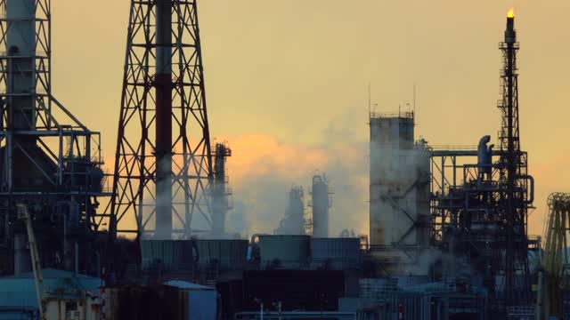 黄昏时分的炼油厂。石油和天然气工业视频素材