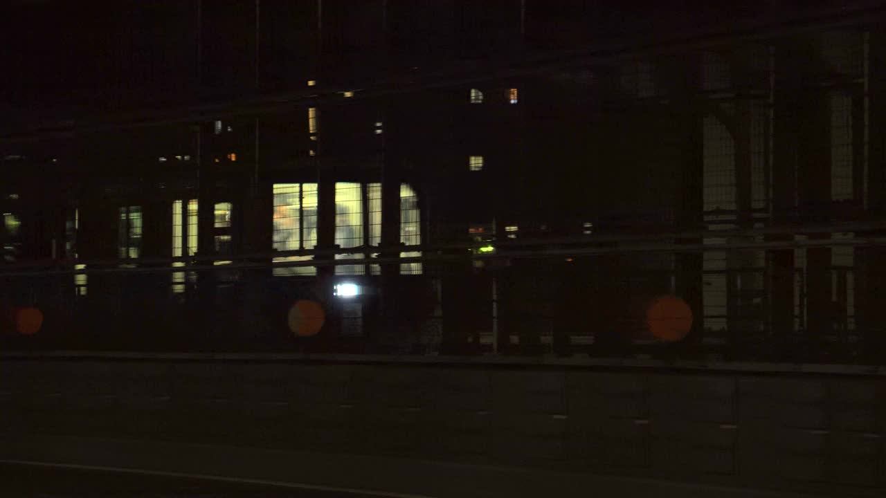 夜晚的城市道路。彩虹桥。火车通过。视频下载