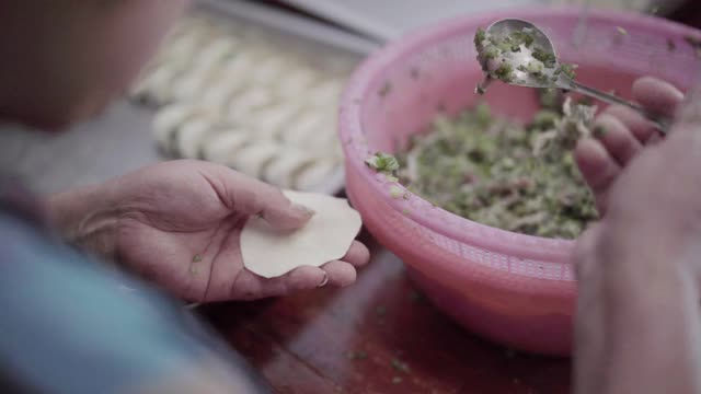 做中国饺子视频素材