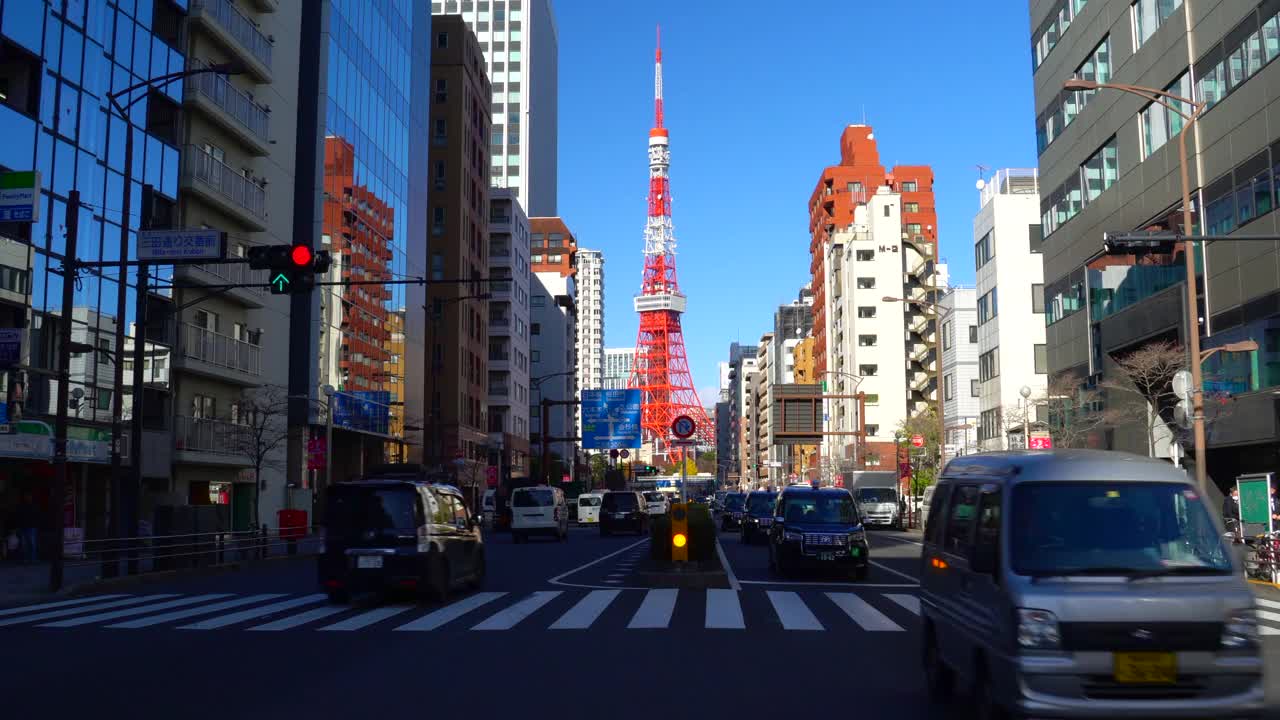 日本东京繁忙的街道和东京塔在远处。视频下载