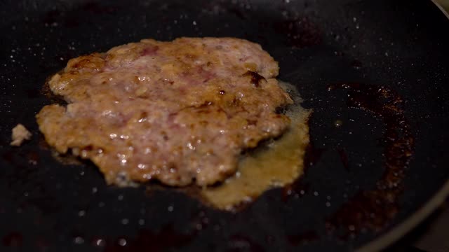 炸肉片特写。自制的肉片是在煎锅里煮的视频素材