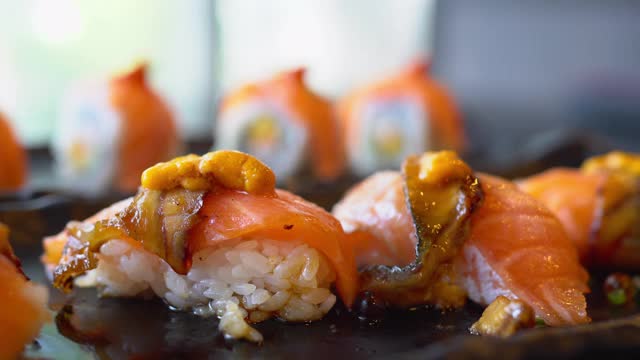 日本三文鱼配海胆寿司视频素材