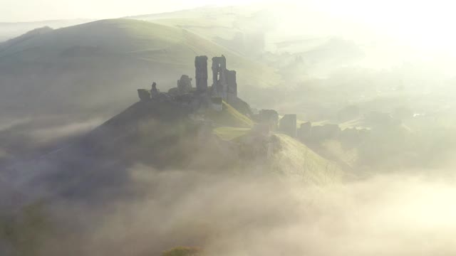 英国多塞特郡波贝克岛考夫城堡的航拍镜头视频下载