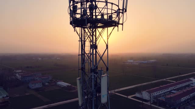 日落时5G蜂窝通信塔鸟瞰图视频素材