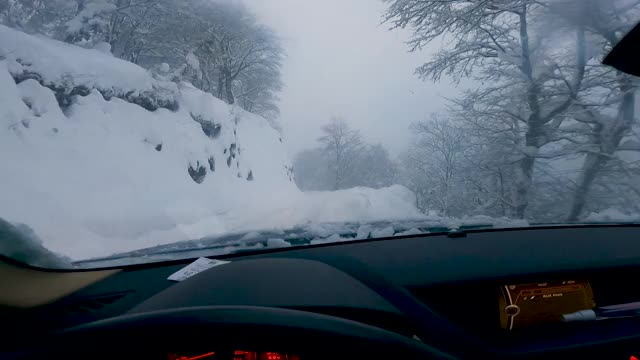 在积雪覆盖的道路上驾驶(POV)视频素材