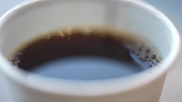 一杯纸杯装的咖啡视频下载