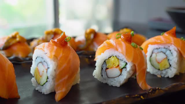 日本三文鱼寿司卷视频素材