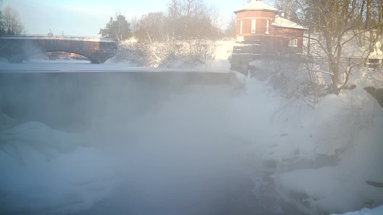 冰冻的河流和拉普兰的冬季景观视频素材