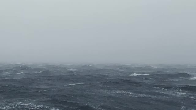 卑尔根港有暴风雨天气，狂风大作，海面波涛汹涌视频下载