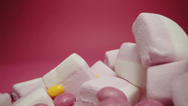 松软的棉花糖和五颜六色的酸味糖果视频素材